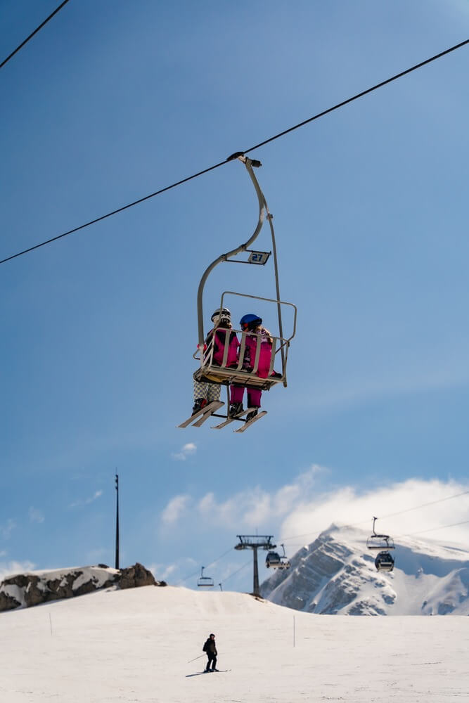 Παιδιά ανεβαίνουν με τον διθέσιο αναβατήρα του Παρνασσού